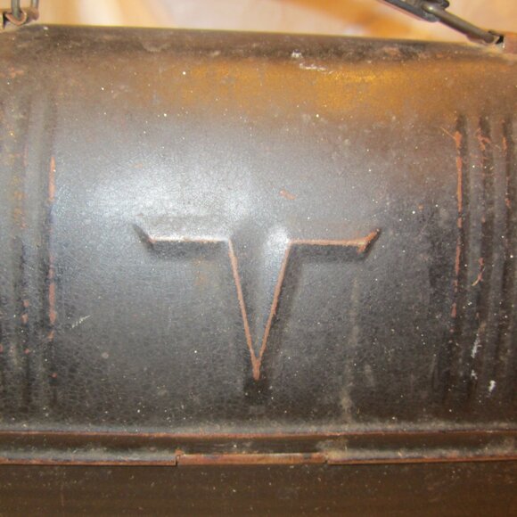 VTG THERMOS "V" METAL LUNCH BOX, W/HANDLE, DOME SHAPED - Picture 4 of 12